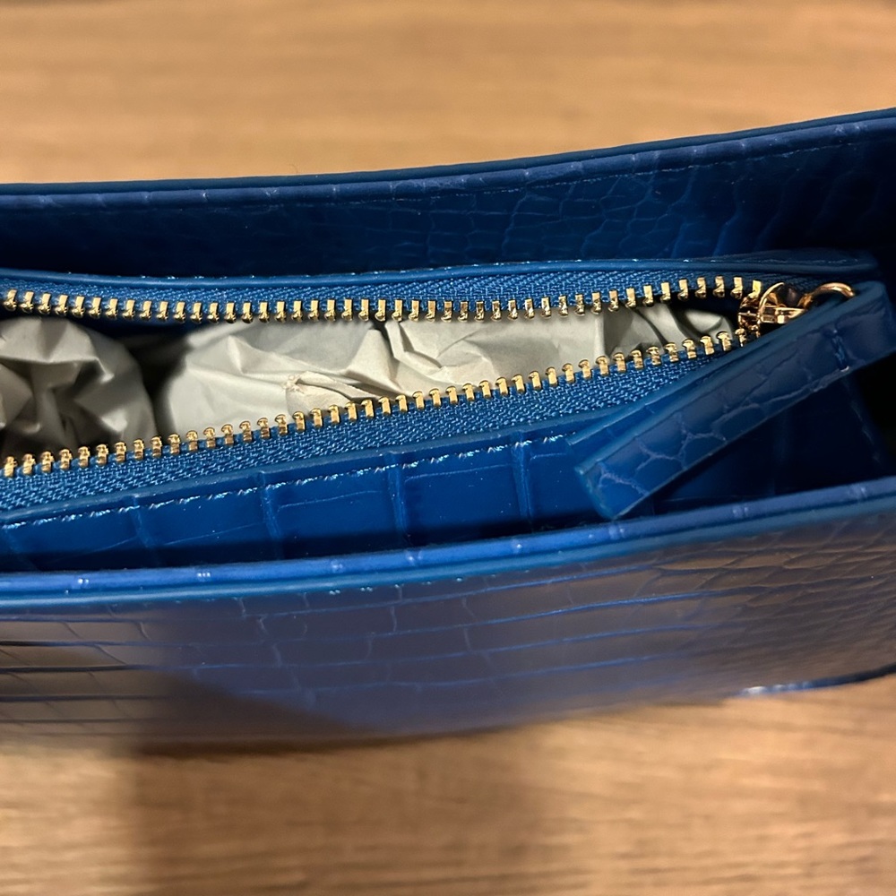Abercrombie & Fitch blue faux crocodile purse - Picture 4 of 4